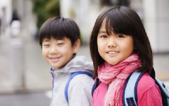 笑顔の小学生たち